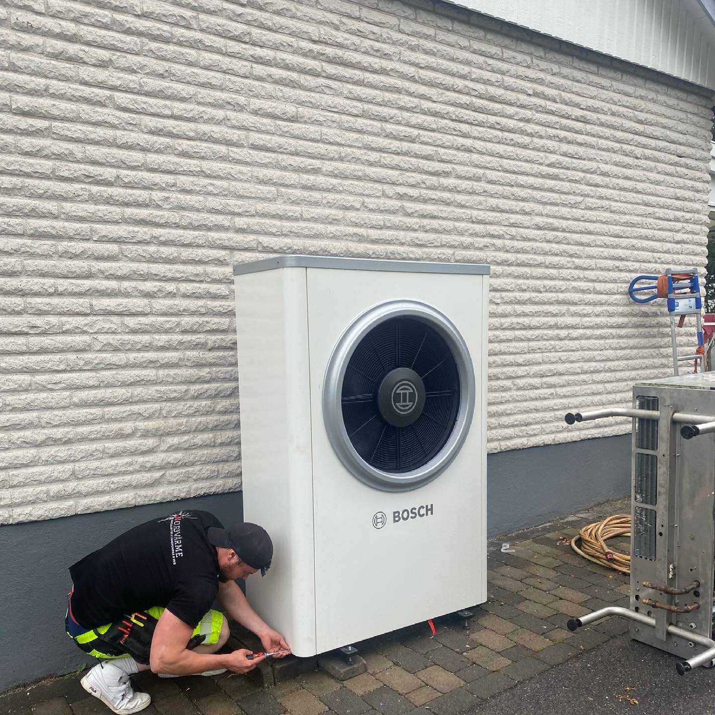 Luft/vatten värmepump utomhus